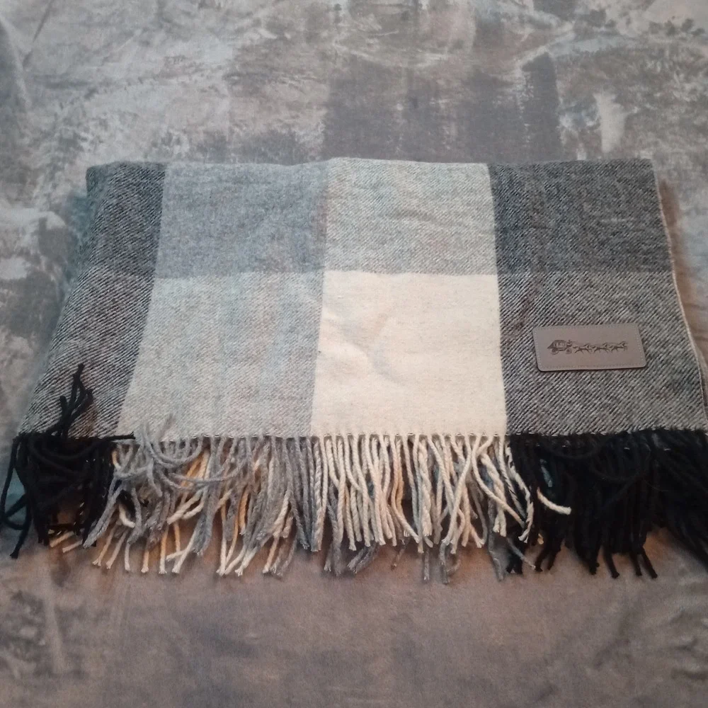 Terry‎ Town Australian Fine Wool Blend   Black Ivory Gray Fringed Throw Blanket